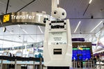 Zur richtigen Zeit an Bord - Roboter SPENCER weist Passagieren auf dem Flughafen den Weg zum Gate und verfügt über soziale Kompetenzen