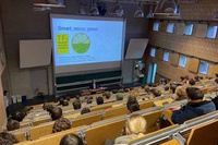 Von Wissen erfüllt, bis zum letzten Platz gefüllt Von Wissen erfüllt, bis zum letzten Platz gefüllt