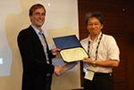 Daniel Kopp erhält den Best Paper Award bei der "International Commission for Optics"